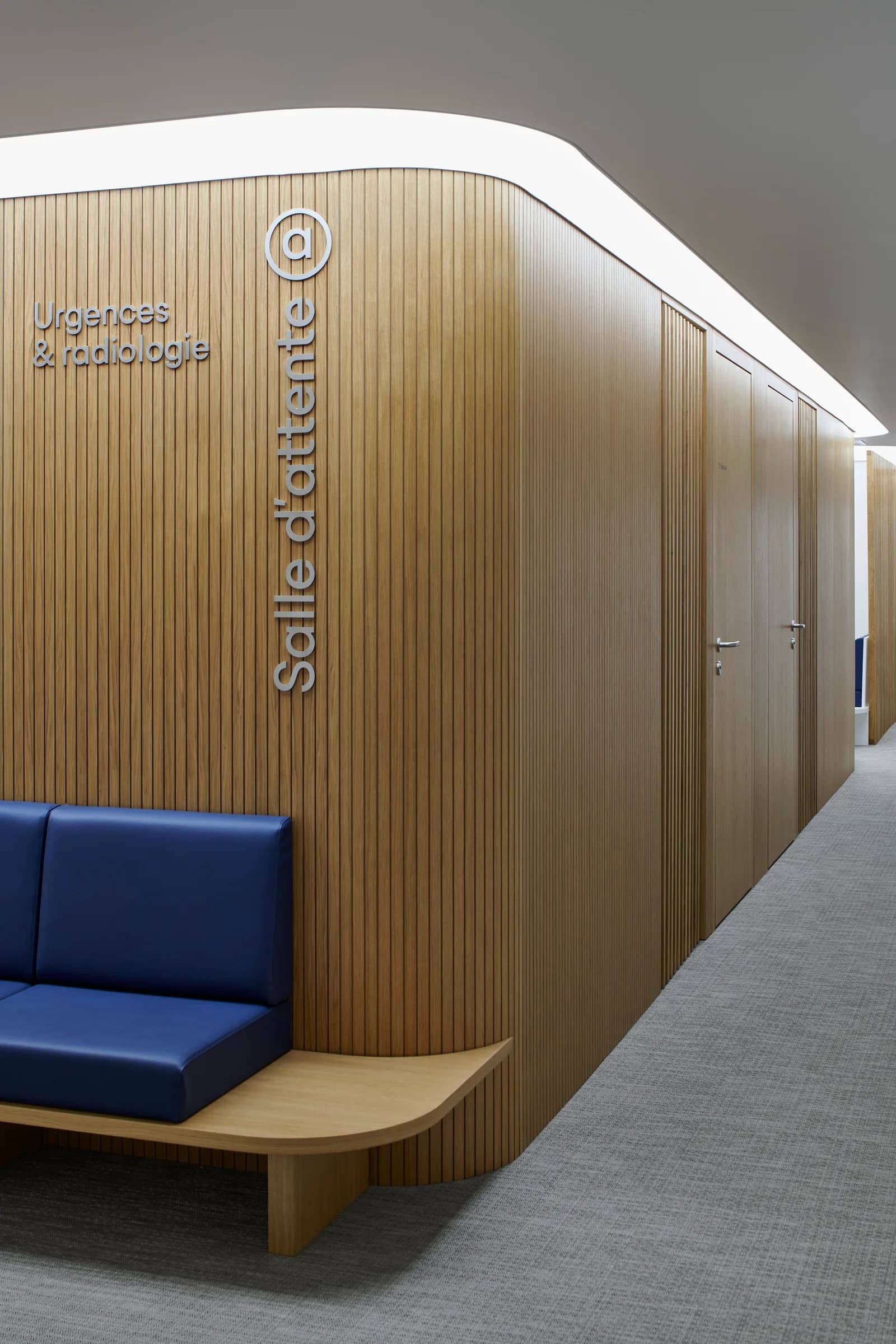 B35_vestiaire banquette/bois